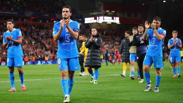 Los jugadores del Atlético de Madrid agradecen el apoyo a la afición desplazada a Anfield.