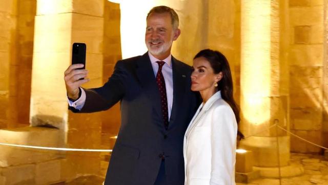 El selfie de Felipe VI y Letizia en la inauguración de las luces nocturnas de Hatshepsut, Egipto.