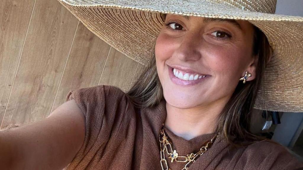 Ana Iglesias luciendo un collar de la nueva colección de su marca.