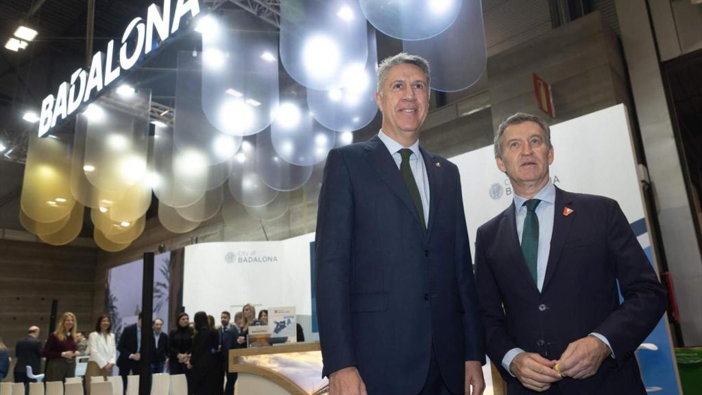 Xavier García Albiol, junto a Alberto Núñez Feijóo, en el stand de Badalona, en la feria de turismo Fitur, de Madrid.