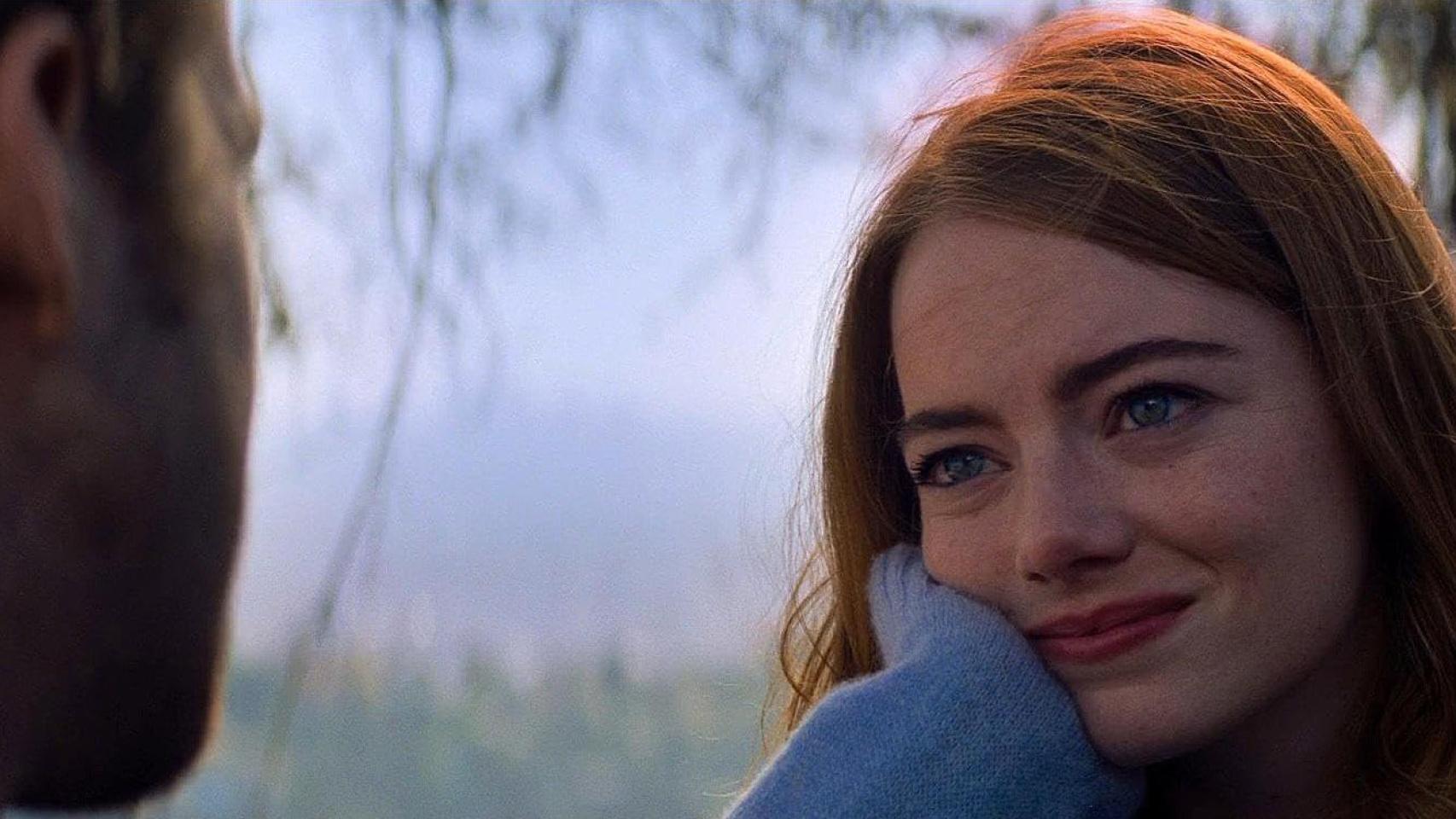 La actriz Emma Stone en una escena de la película 'La La Land' mira emocionada a Ryan Gosling.