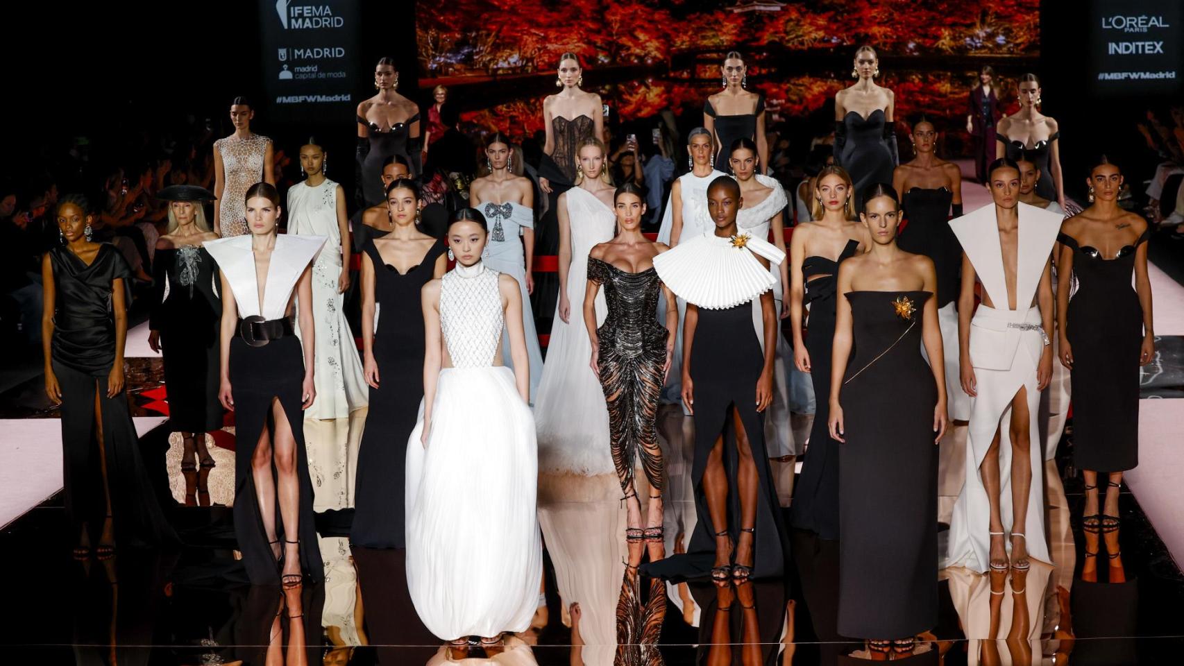 Al final del desfile, las modelos posan antes del carrusel de cierre.