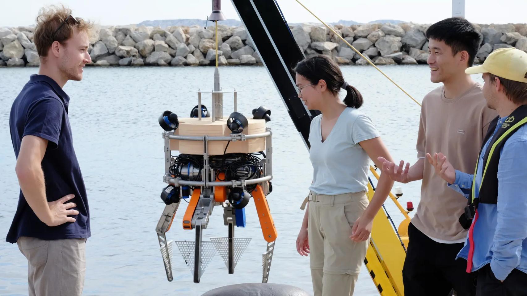 Los investigadores de la TUM con el robot autónomo submarino.