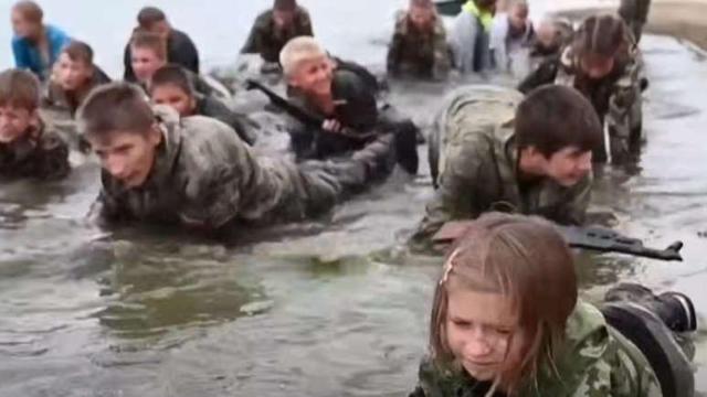 Niños rusos en un campamento militar.