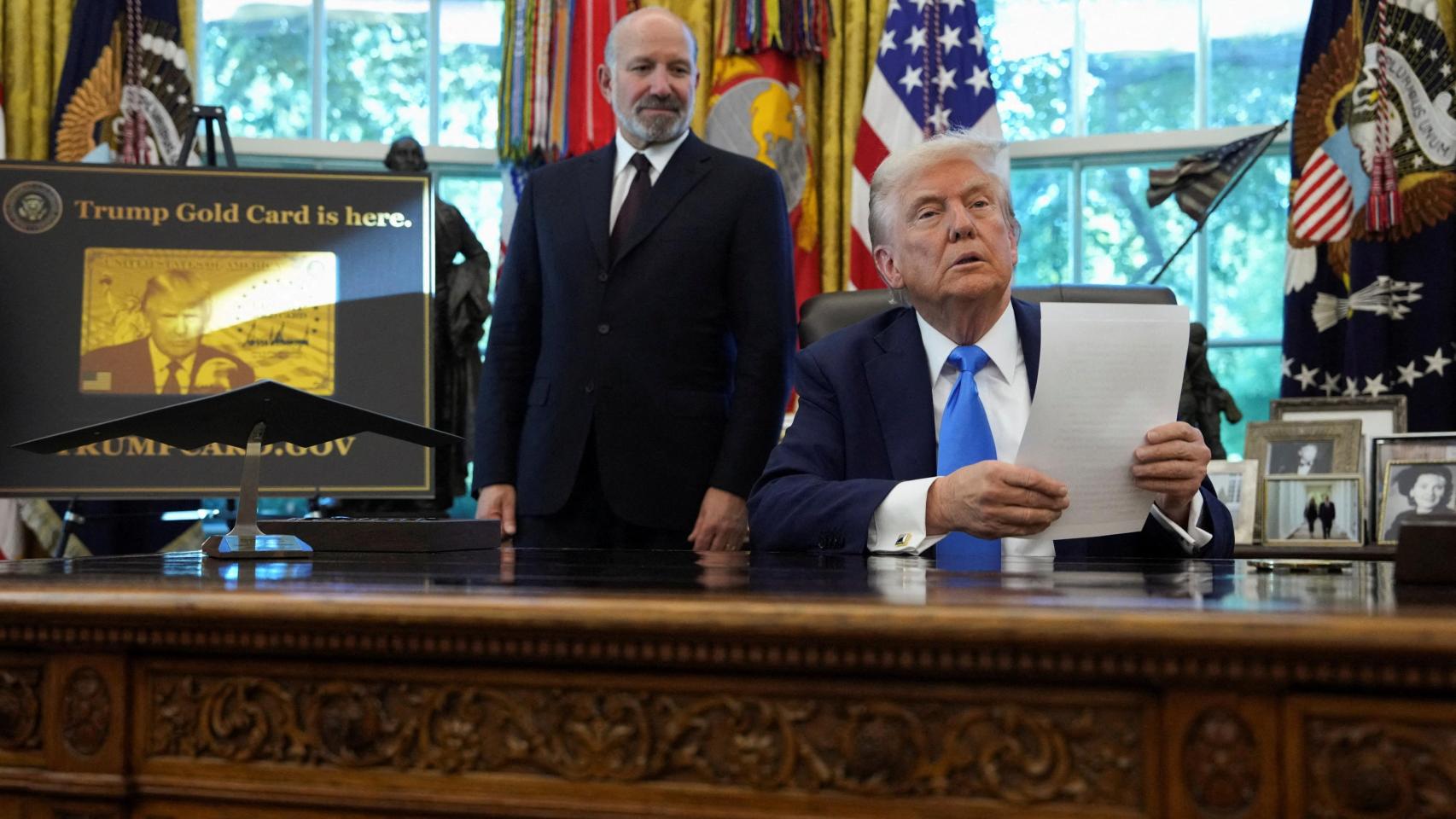 Donald Trump junto a un cartel que dice La tarjeta dorada de Trump está aquí, con el secretario de Comercio de Estados Unidos, Howard Lutnick, el 19 de septiembre de 2025.