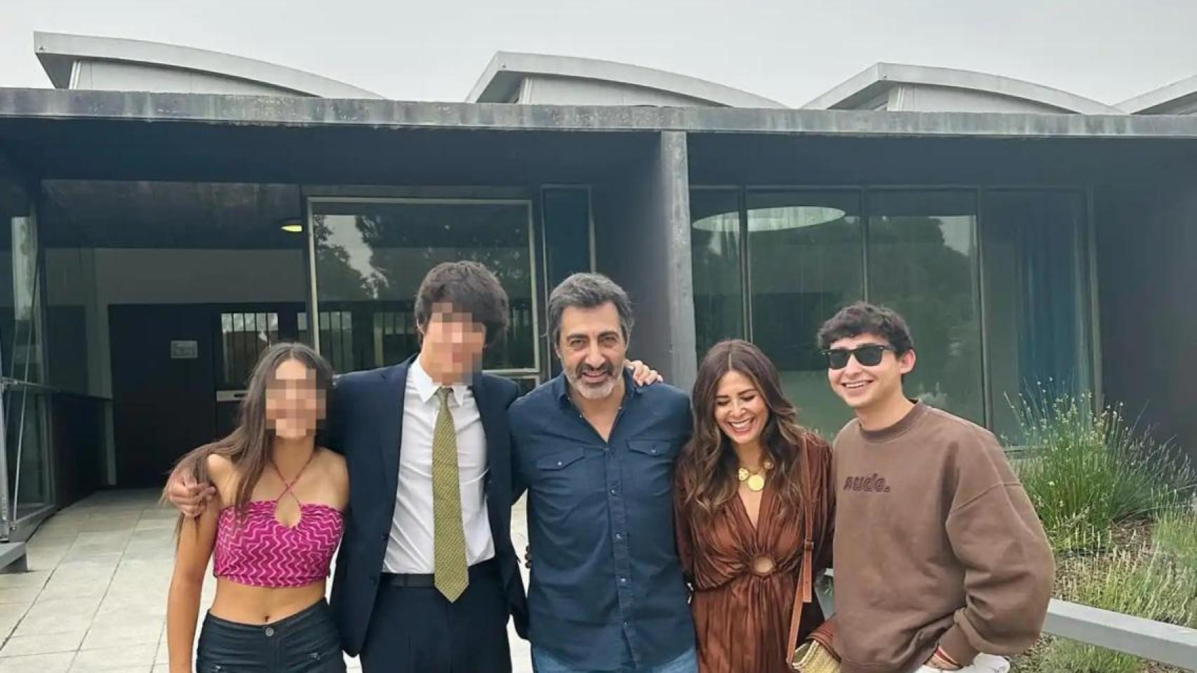 Nuria Roca y Juan del Val con sus hijos. EE