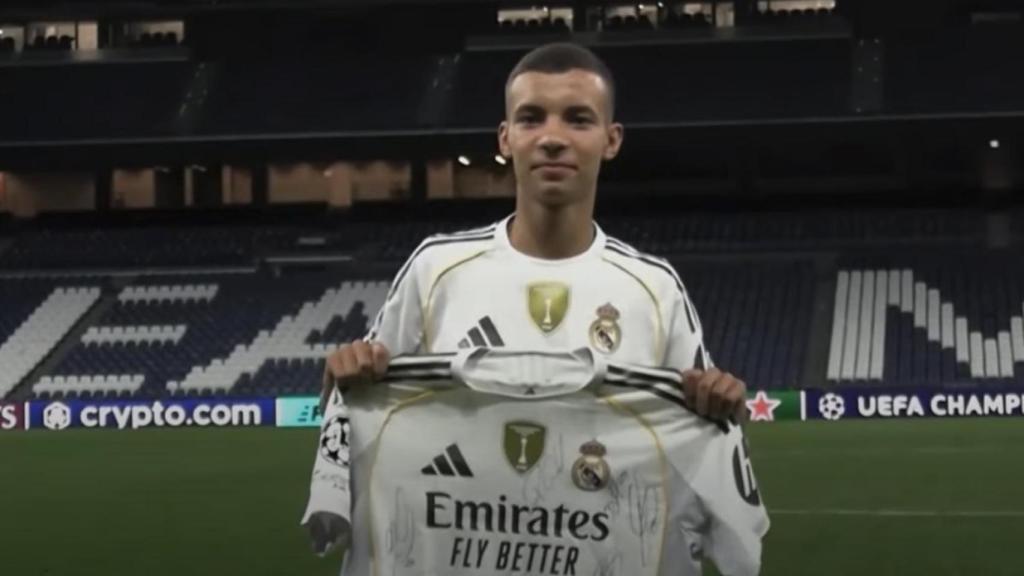 Abderrahim, en el césped del Santiago Bernabéu