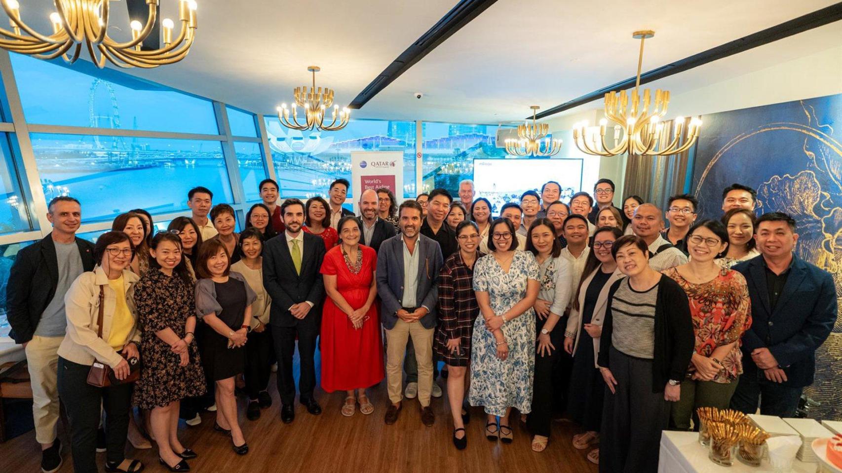 El concejal de Turismo de Málaga, Jacobo Florido, junto a una destacada selección de medios de comunicación y creadores de contenido en Singapur.