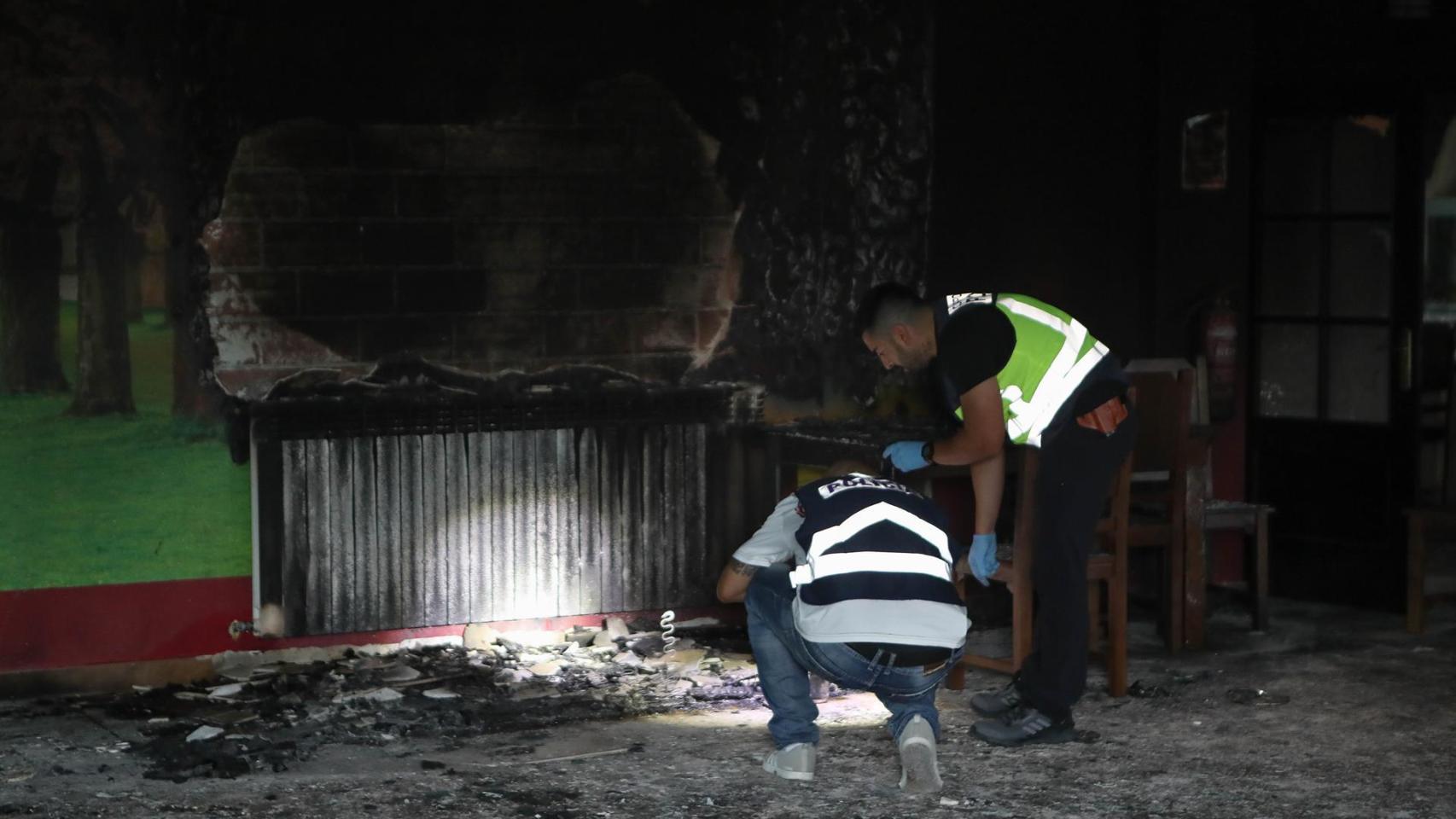 Agentes de la Policía Nacional trabajan en la investigación en el edificio que albergará el centro de la Xunta para menores migrantes en Monforte de Lemos.