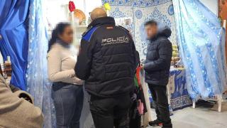 A la derecha de la imagen, Frank A., el santero de Yuncos, junto con un agente de la Policía Municipal de Madrid.