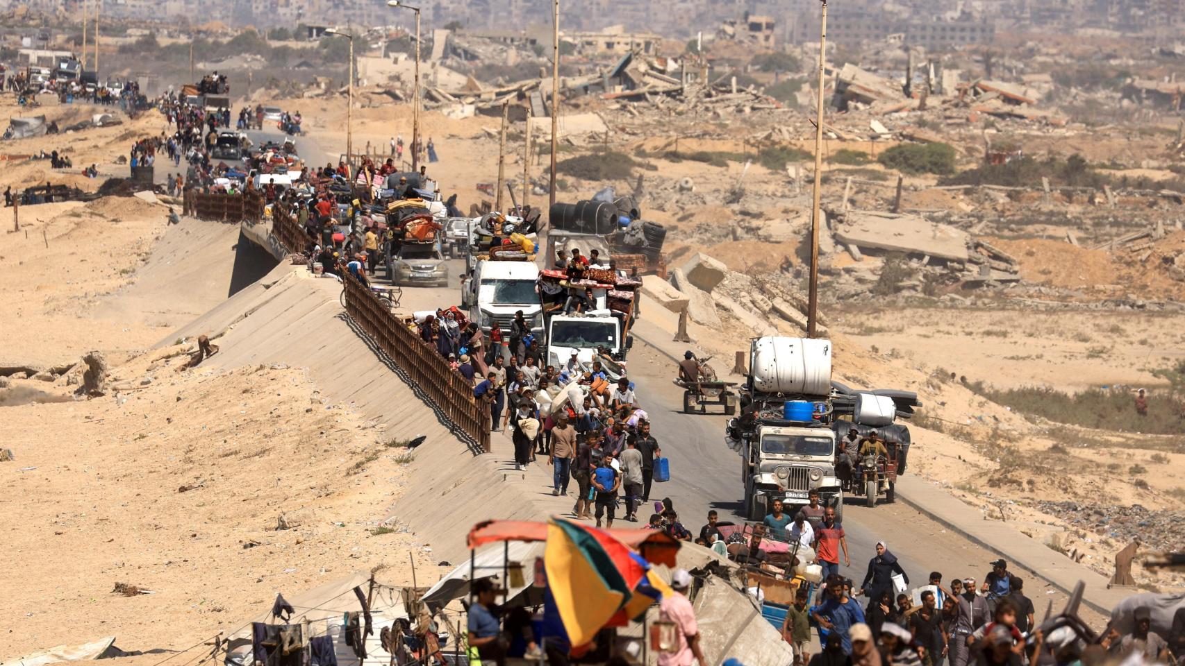 Palestinos desplazados, que huyen del norte de Gaza por a una operación militar israelí.