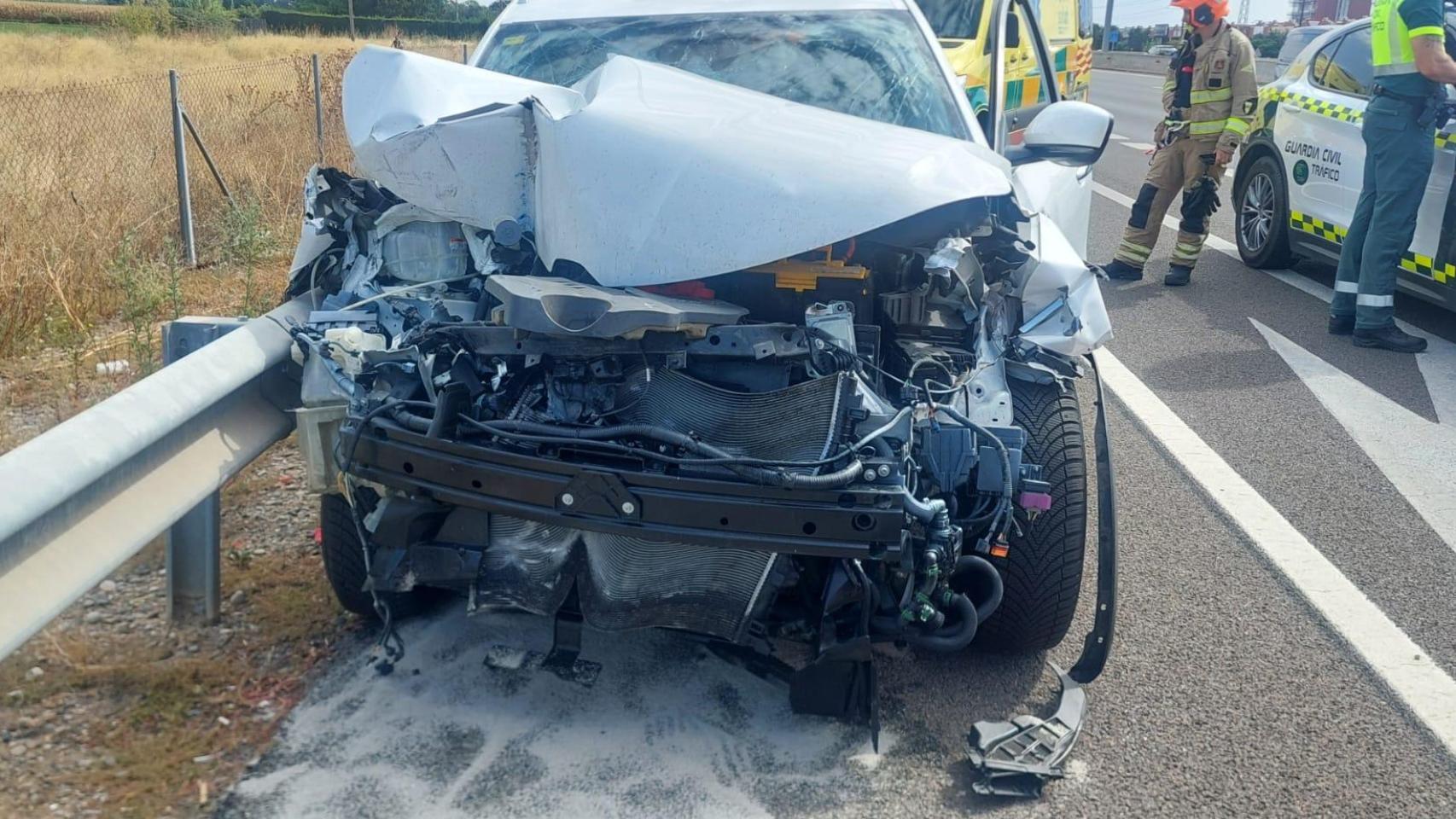 Estado del vehículo tras el choque que ha causado el fallecimiento de una mujer en Zaragoza