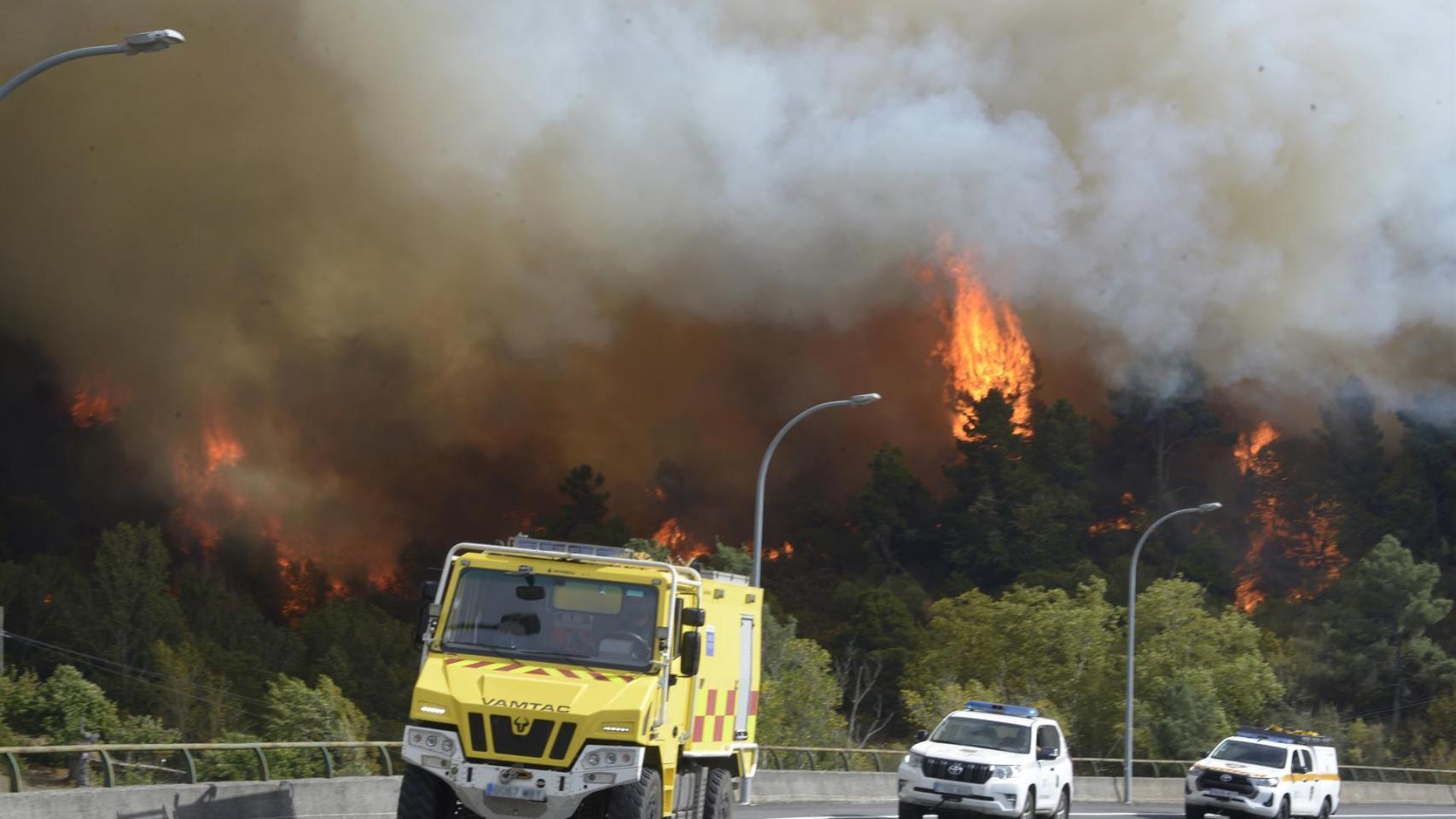 Varios servicios de emergencia trabajan en la extinción del fuego, en las proximidades de O Bolo, a 19 de septiembre de 2025, Ourense, Galicia (España).