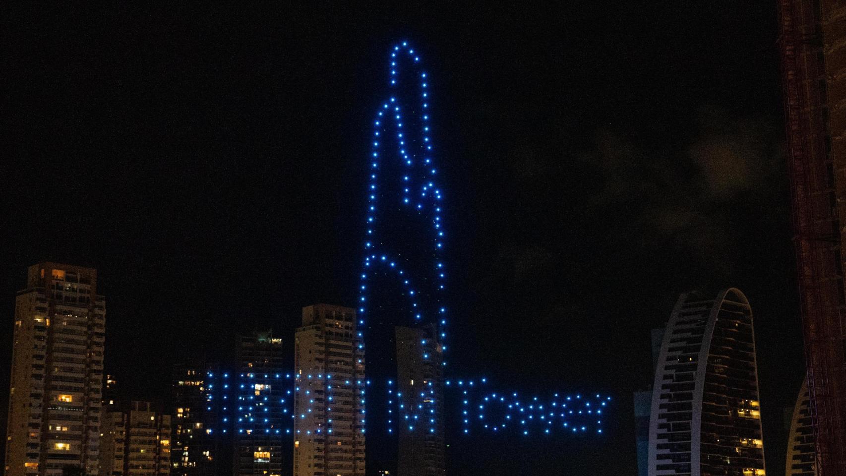 La silueta del proyecto de la TM Tower en el espectáculo de drones del jueves.