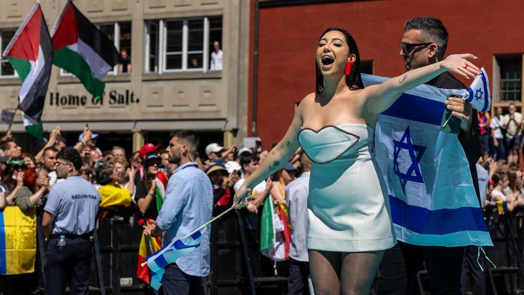 Yuval Raphael en la alfombra turquesa de la 69ª edición del Festival de Eurovisión en Basilea.