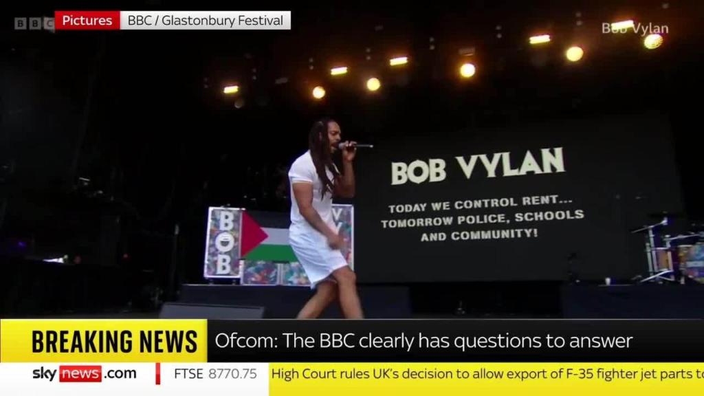 Imagen del informativo de Sky News sobre el escándalo de la retransmisión de la BBC con el dúo Bob Vylan en el Festival de Glastonbury.