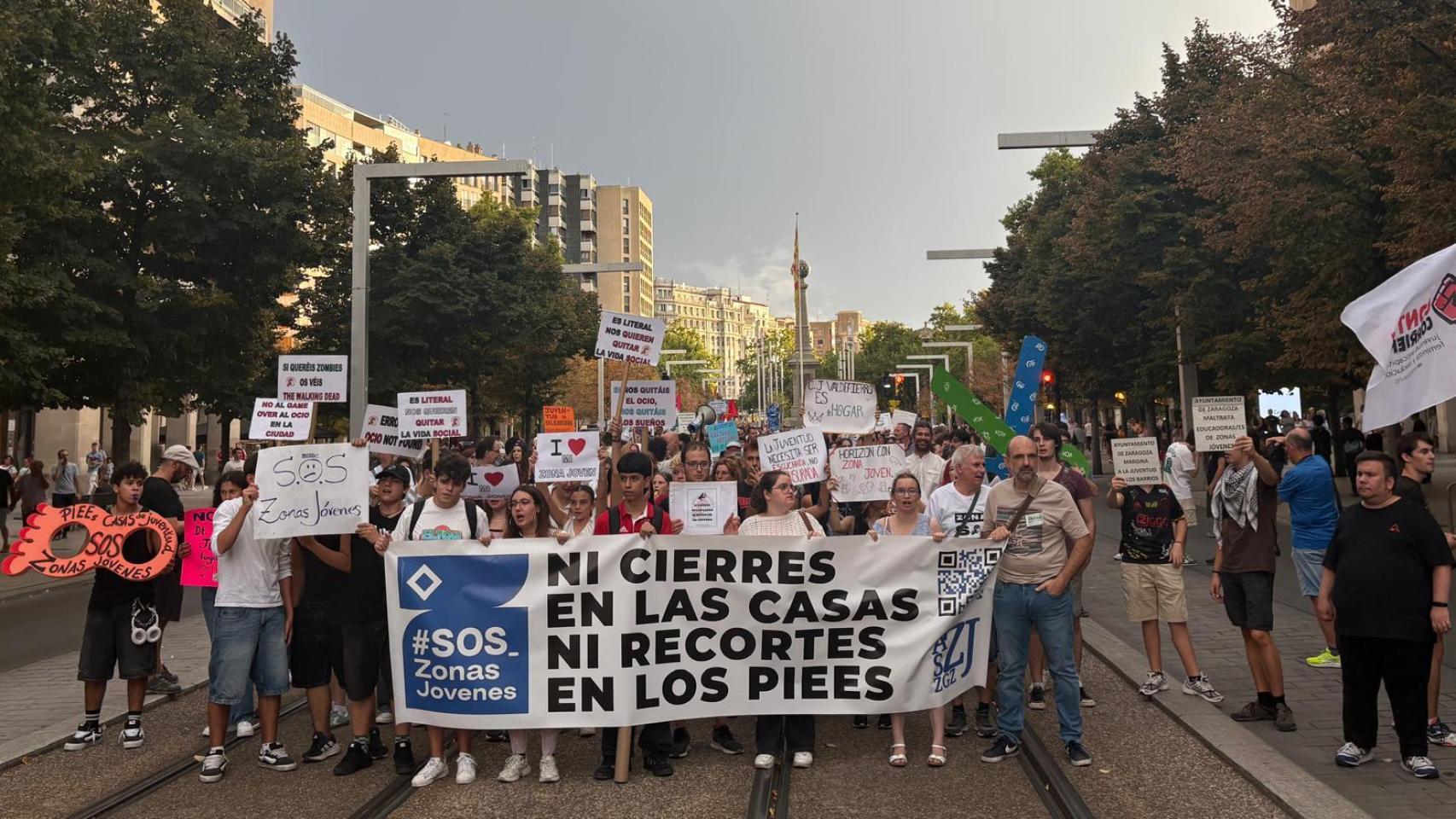 Cabecera de la manifestación por el cierre de siete Zonas Jóvenes en Zaragoza