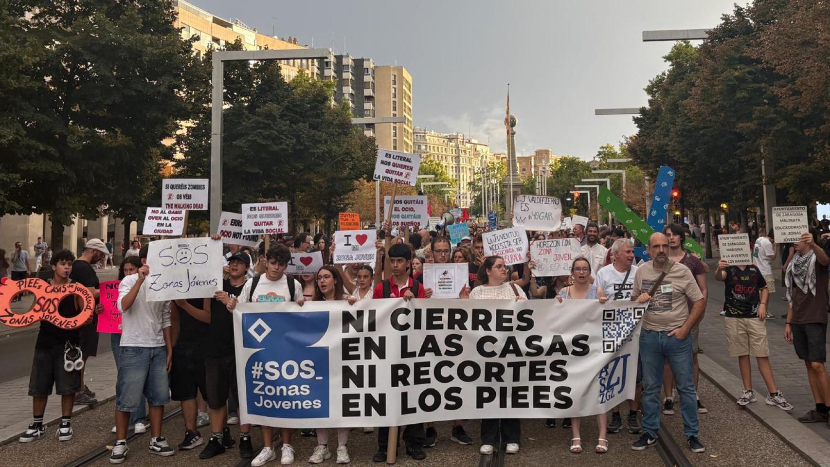 Cabecera de la manifestación por el cierre de siete Zonas Jóvenes en Zaragoza