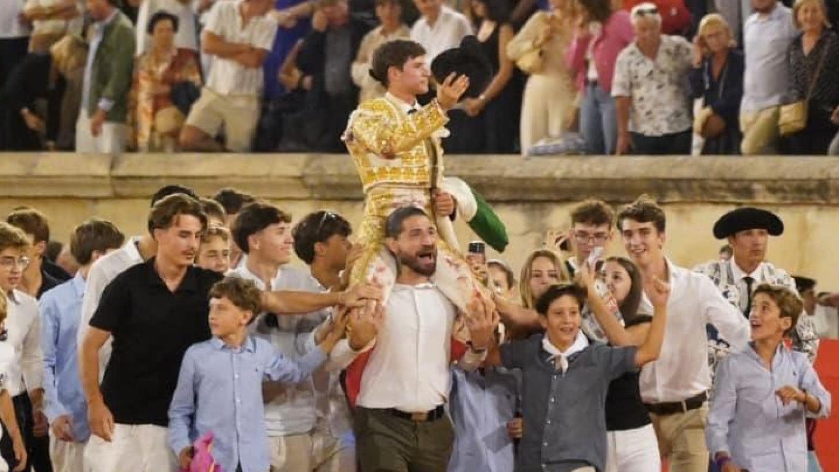 Aarón Palacio a hombros tras cortar tres orejas el día de su alternativa en plaza de Nimes, en Francia