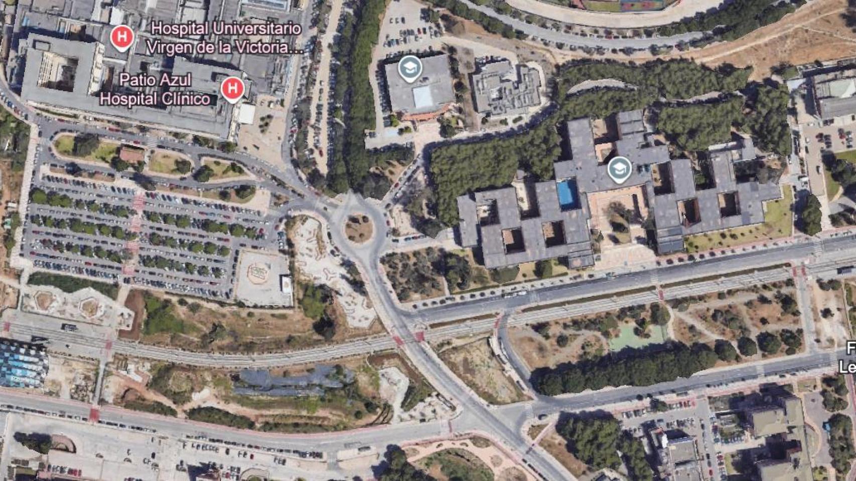 Vista de los cruces de la calle Jiménez Fraud con el bulevar Louis Pasteur, junto al Hospital Clínico de Málaga.