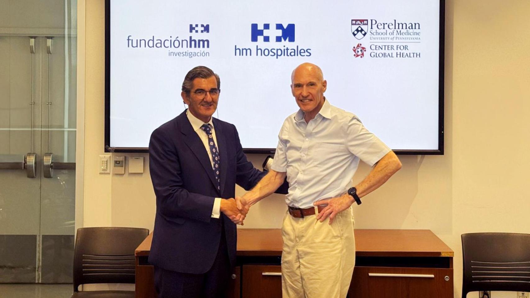 Juan Abarca con Carl H. June, durante la firma.