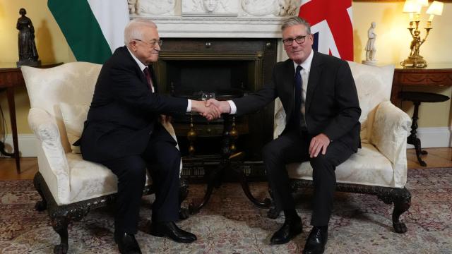 El primer ministro de británico, Keir Starmer, y el presidente palestino, Mahmoud Abbas.