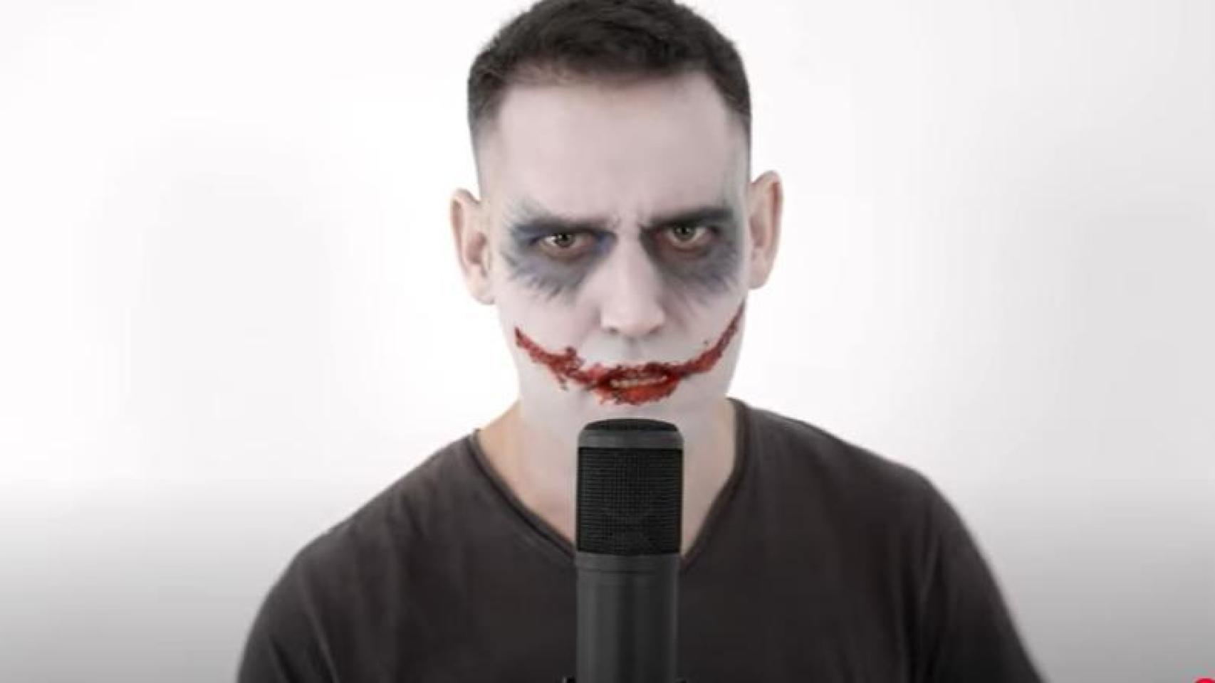 Miquel Roldán, el profesor condenado, cantando 'Inocente de mí', caracterizado como el Joker.