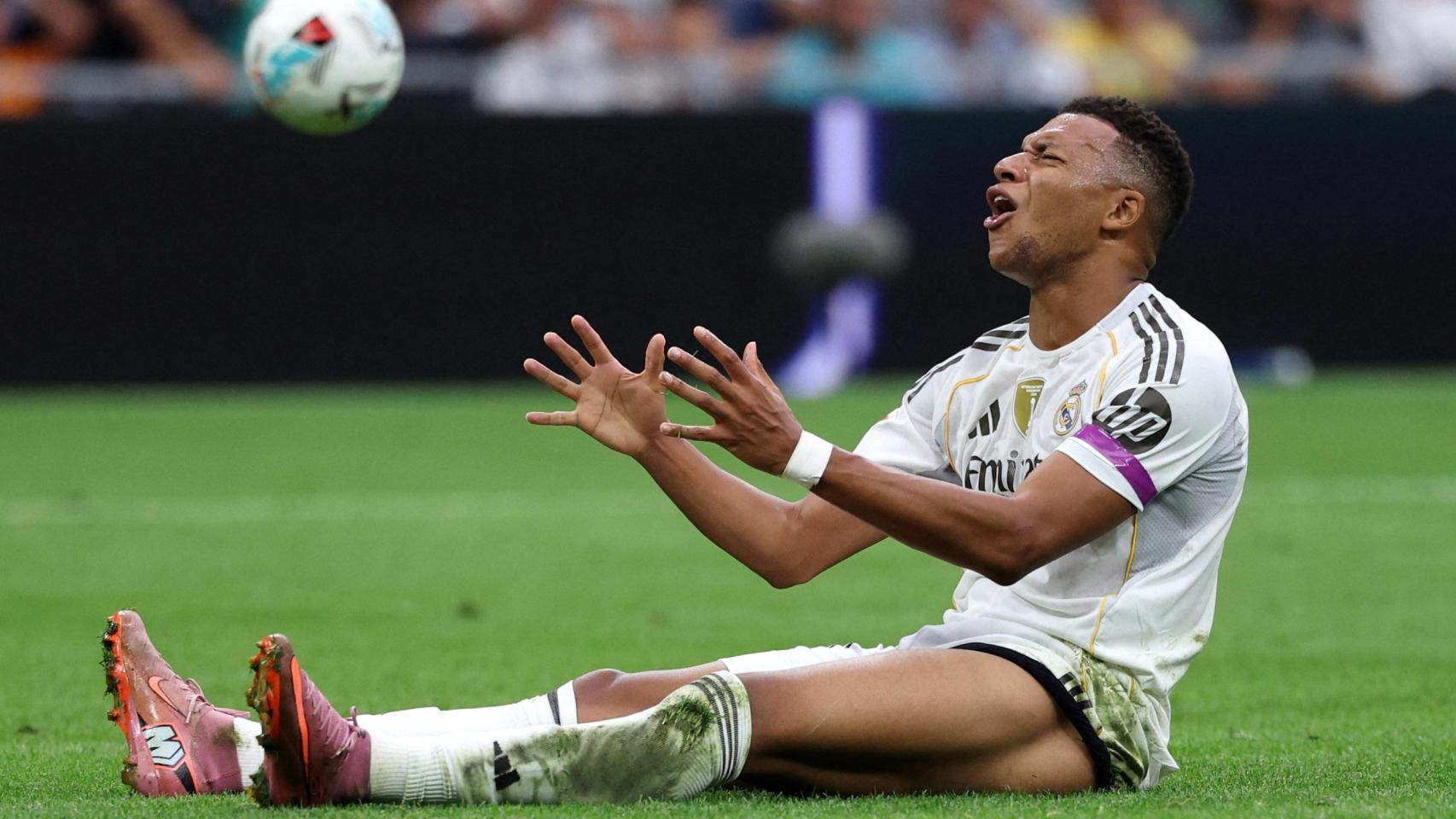 Kylian Mbappé, en el suelo durante el partido de La Liga ante el Espanyol.