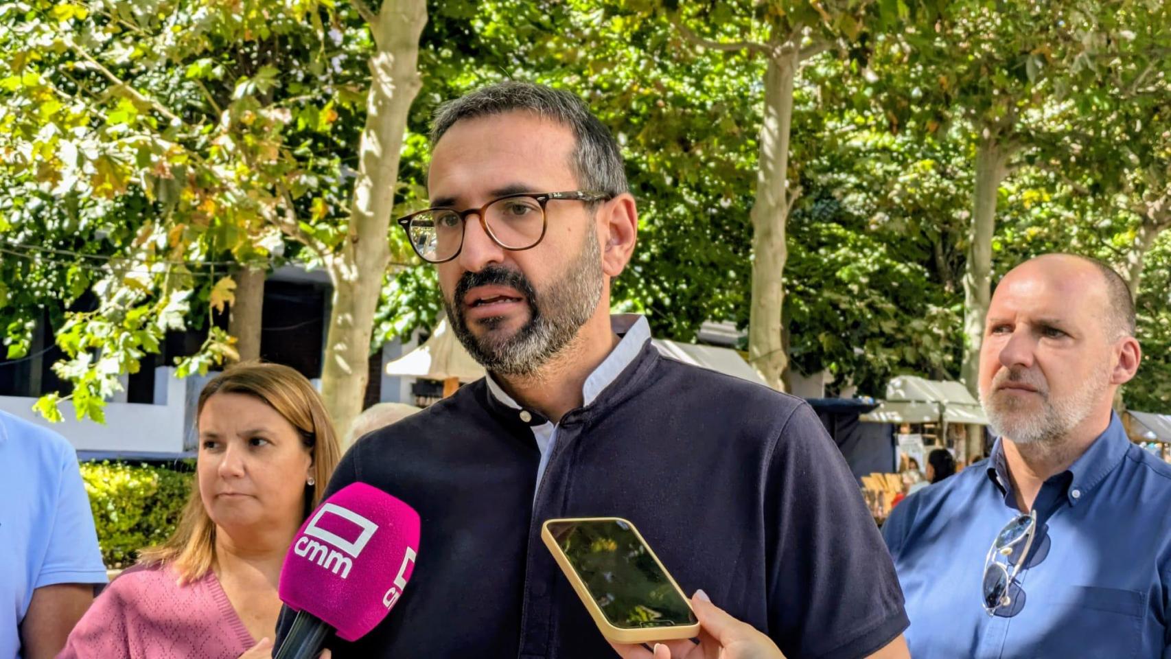 El número dos del PSOE regional, Sergio Gutiérrez, este domingo en Talavera.