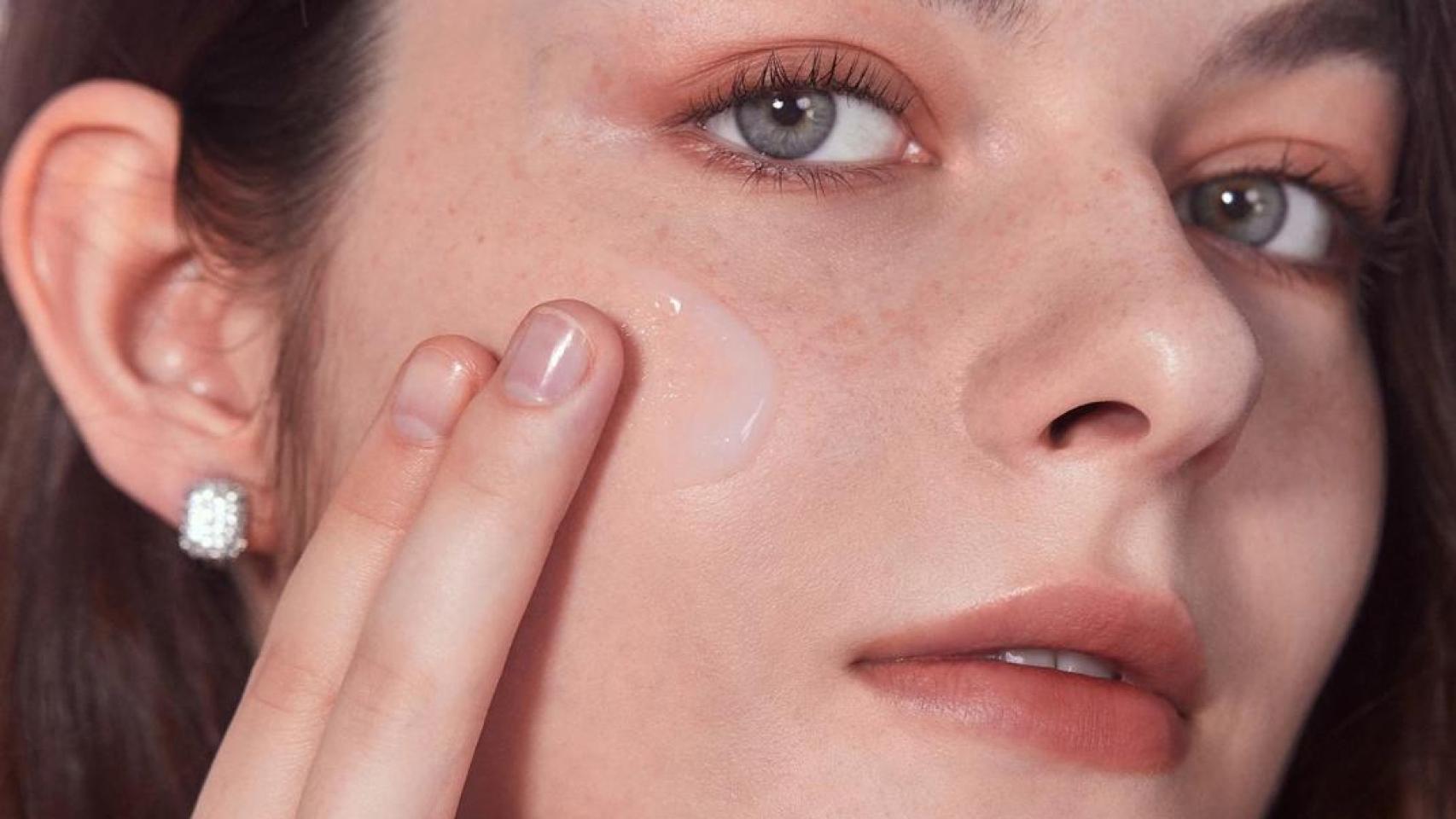 Modelo utilizando la crema viral de SheGlam