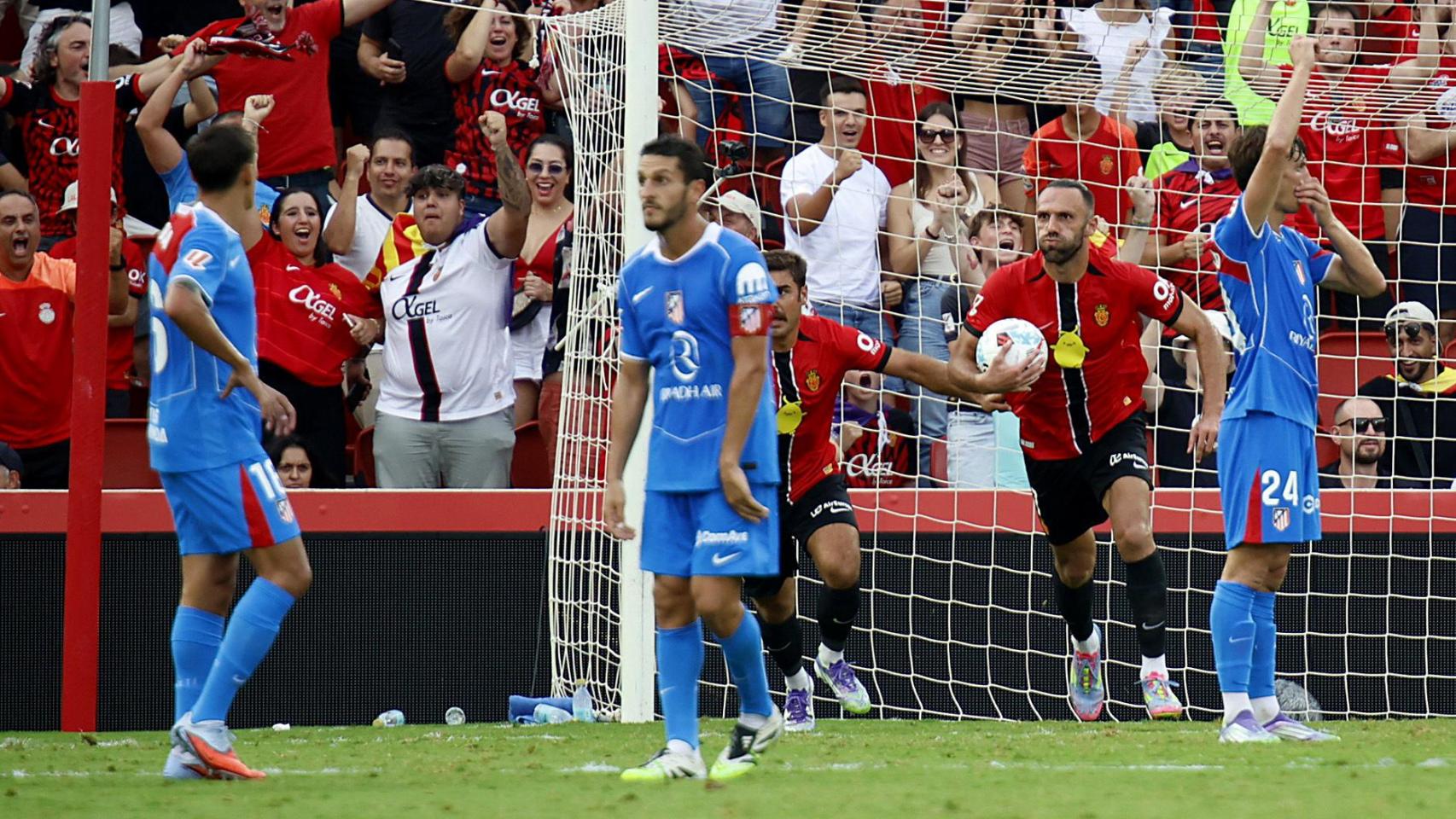 Los jugadores del Atlético de Madrid, tras el gol del Mallorca.