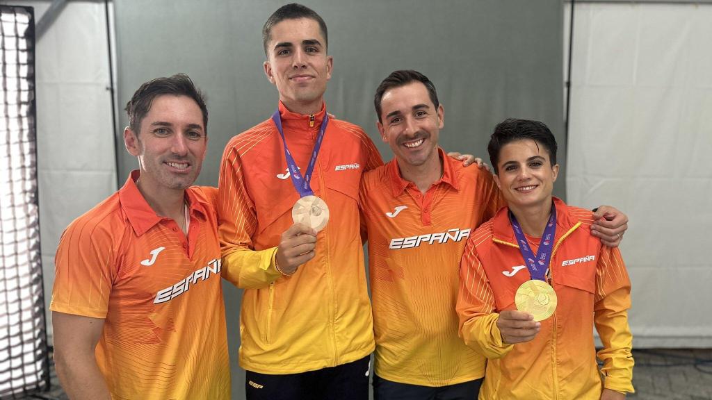María Pérez y Paul McGrath lucen las medallas con sus entrenadores.