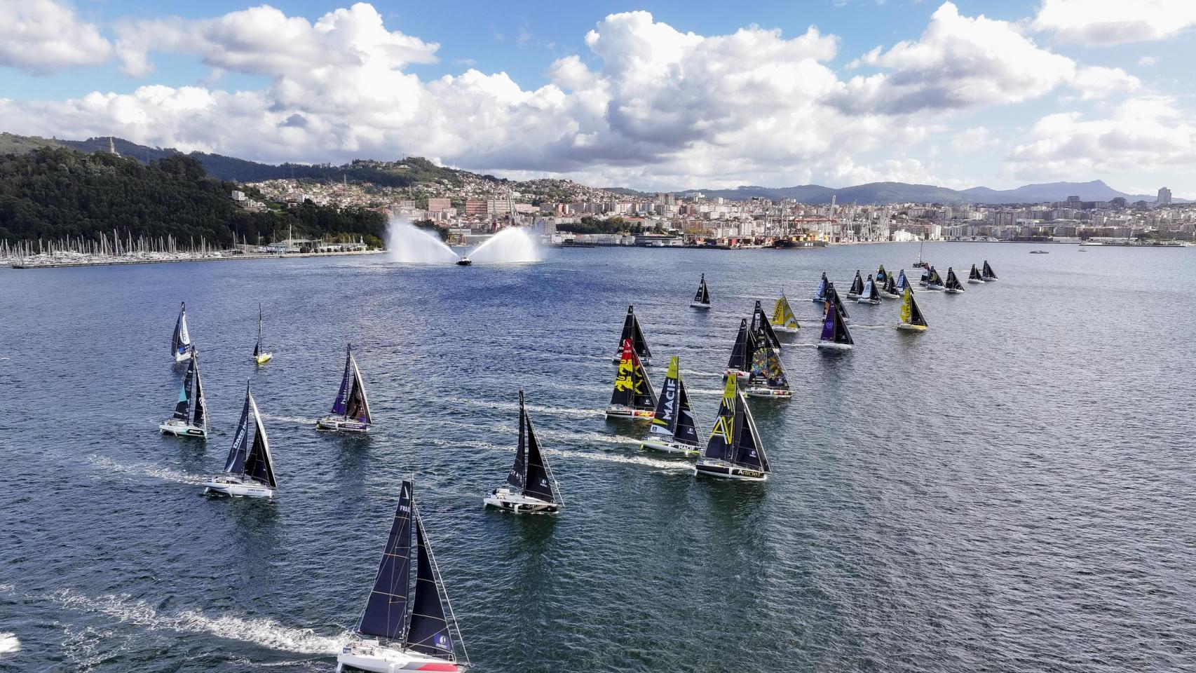 Imagen de la salida con el remolcador y Vigo al fondo.