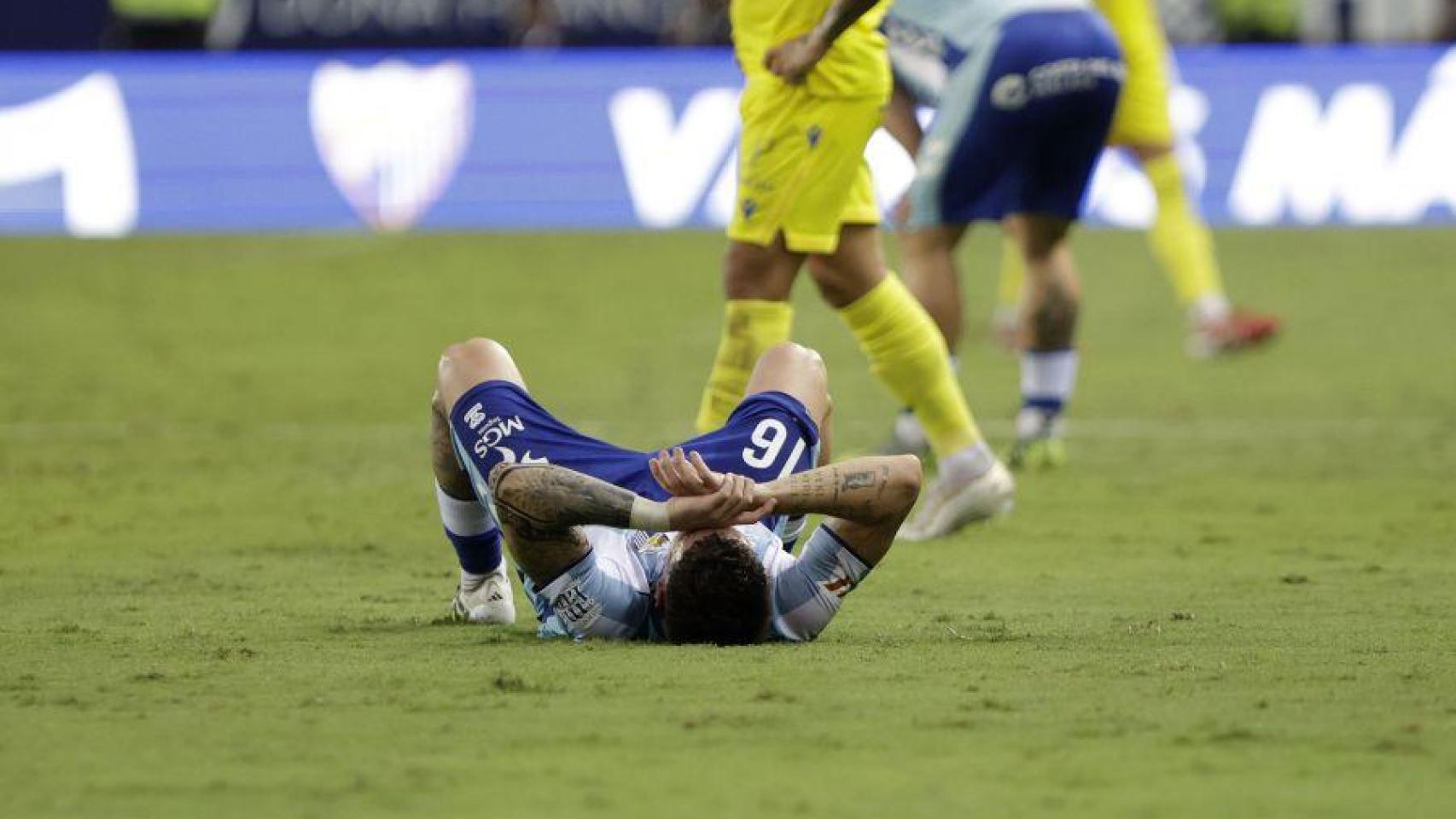 Murillo se lamenta en el suelo tras el final del Málaga CF 0-1 Cádiz