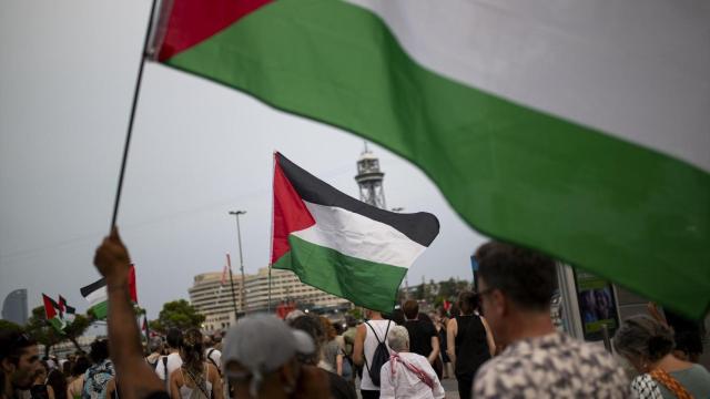 Manifestantes con la bandera palestina.