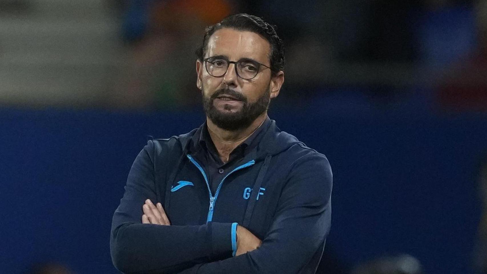 Bordalás, dirigiendo al Getafe en el partido contra el FC Barcelona