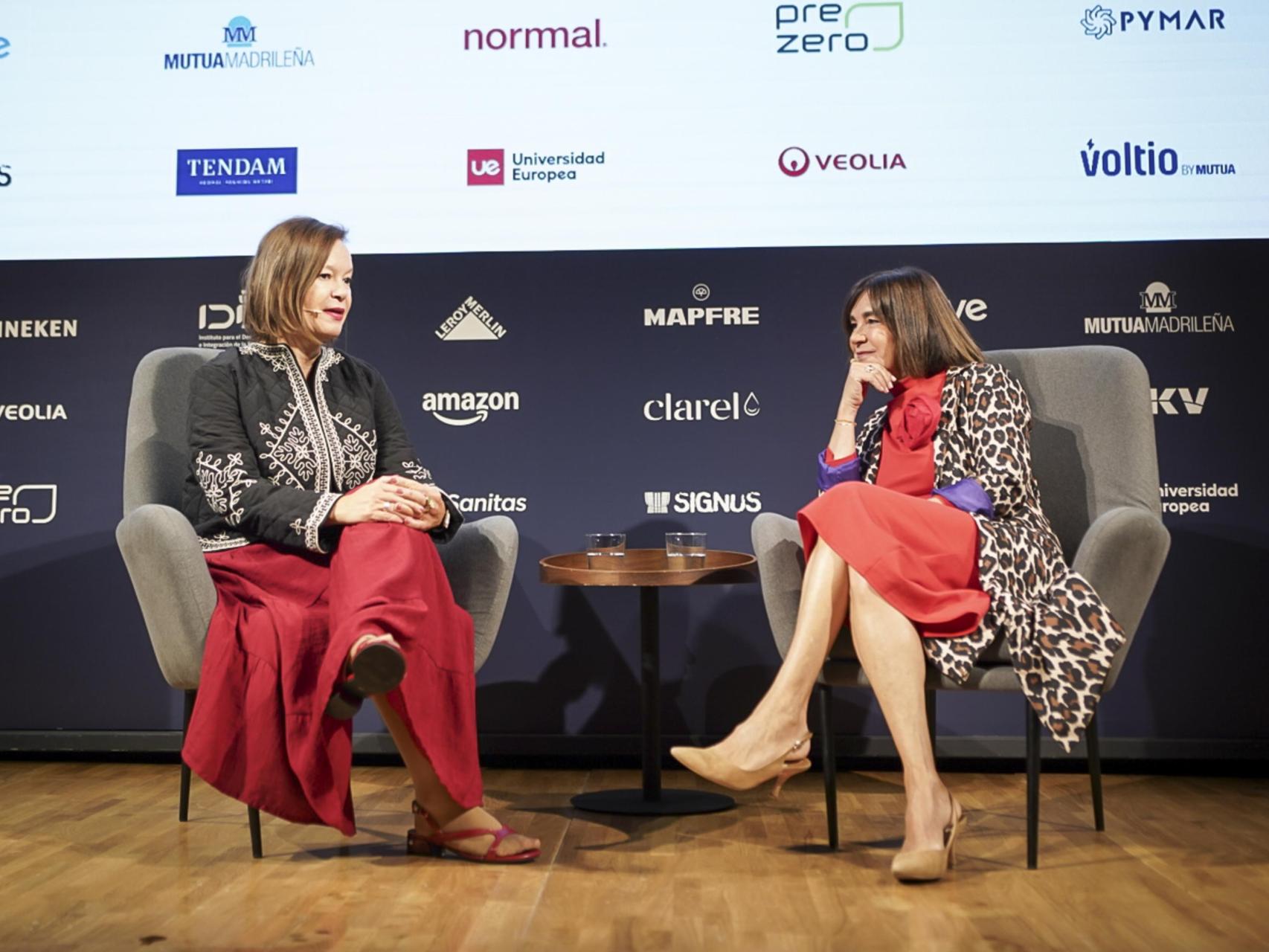 Leire Pajín y Charo Izquierdo, durante la intervención.