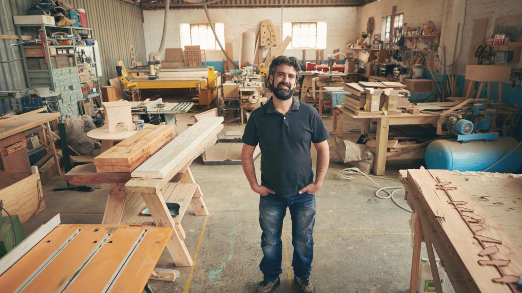 Un carpintero en su taller.