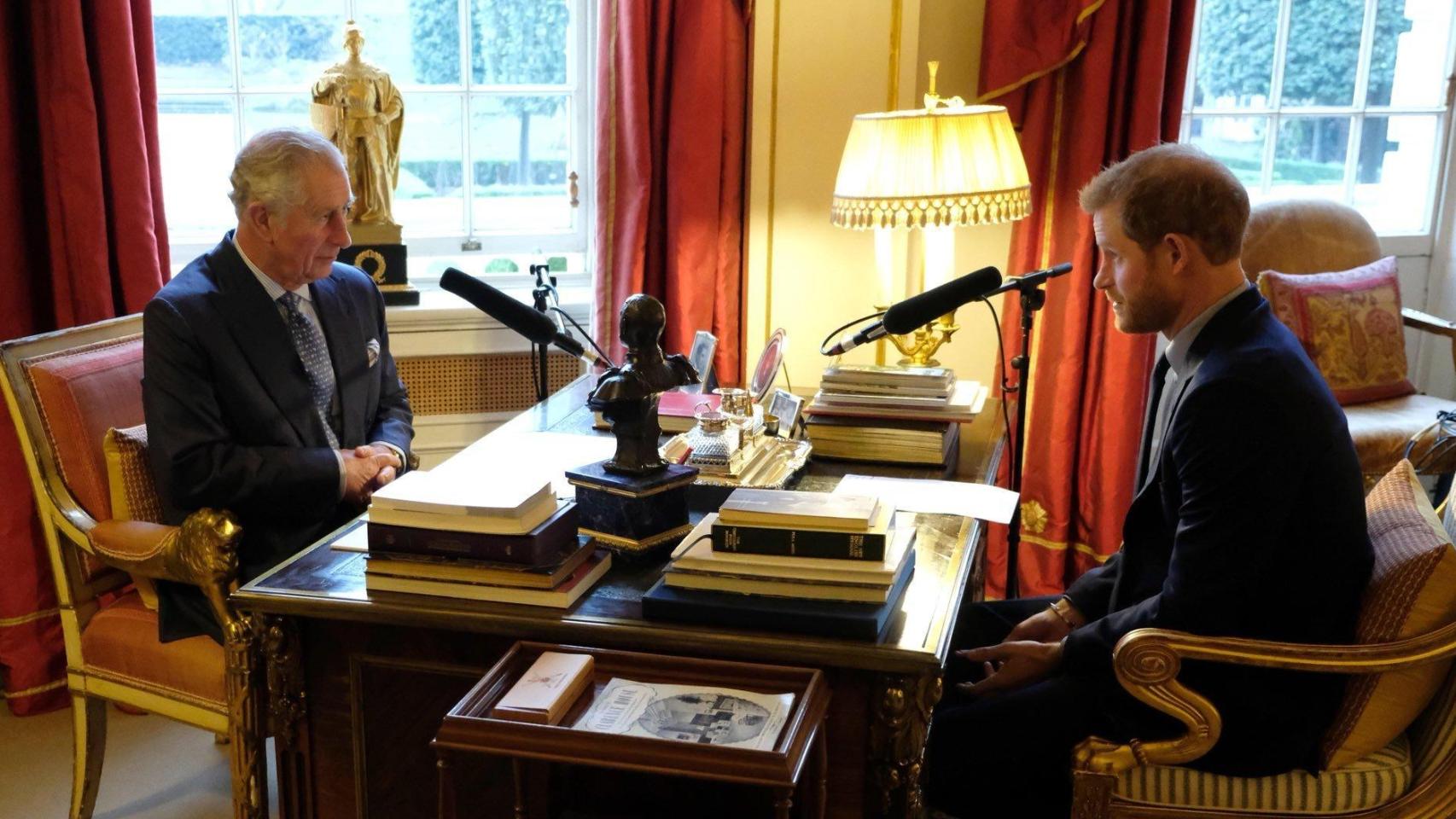 El rey Carlos III junto a su hijo Harry de Inglaterra en una fotografía tomada en Londres, en 2017.