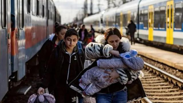 Varios ucranianos huyen en tren de zonas ocupadas por Rusia en Ucrania durante la guerra.