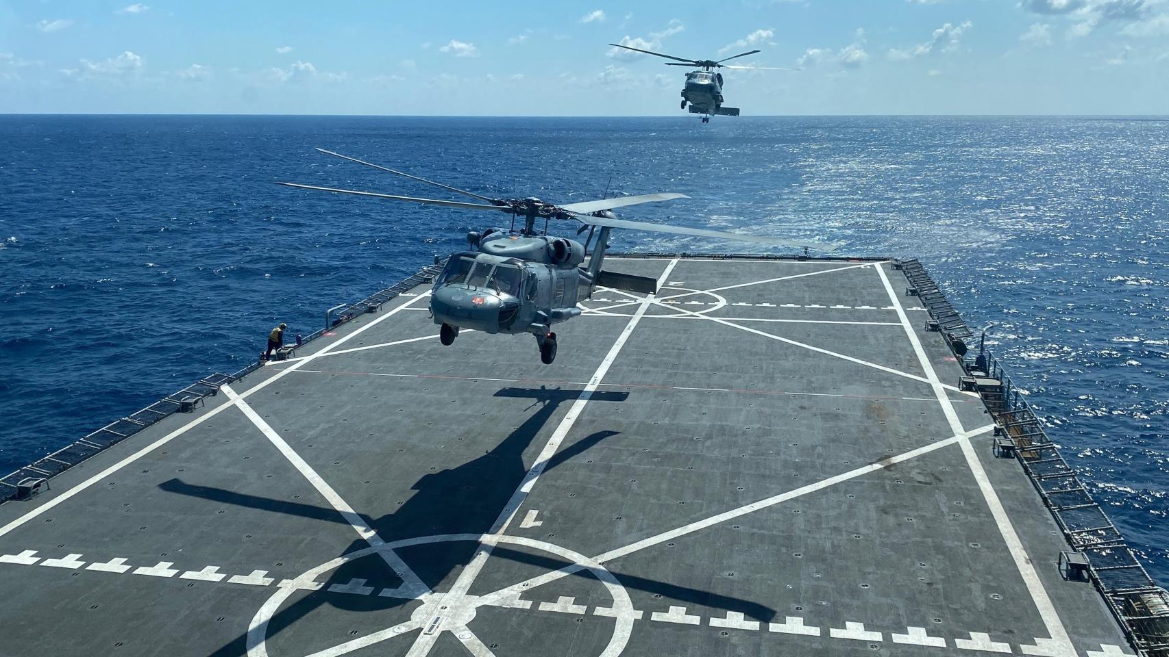 Helicópteros españoles aterrizando en los buques aliados