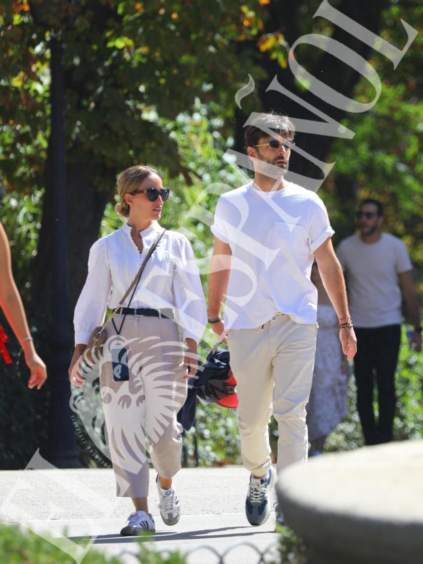 Ricardo Reyes junto a su pareja en El Retiro.