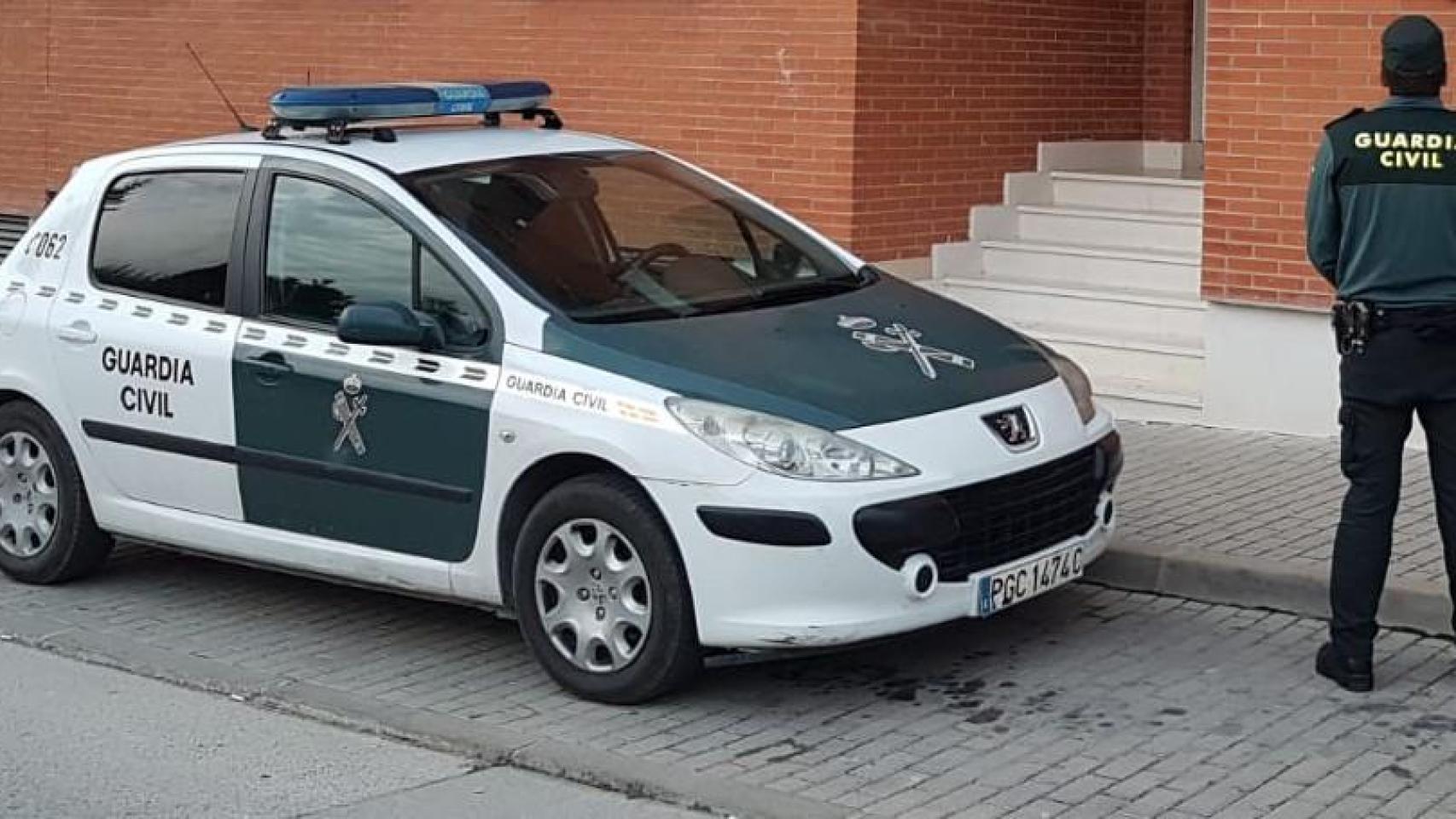 Un agente junto a un vehículo de la Guardia Civil de Segovia