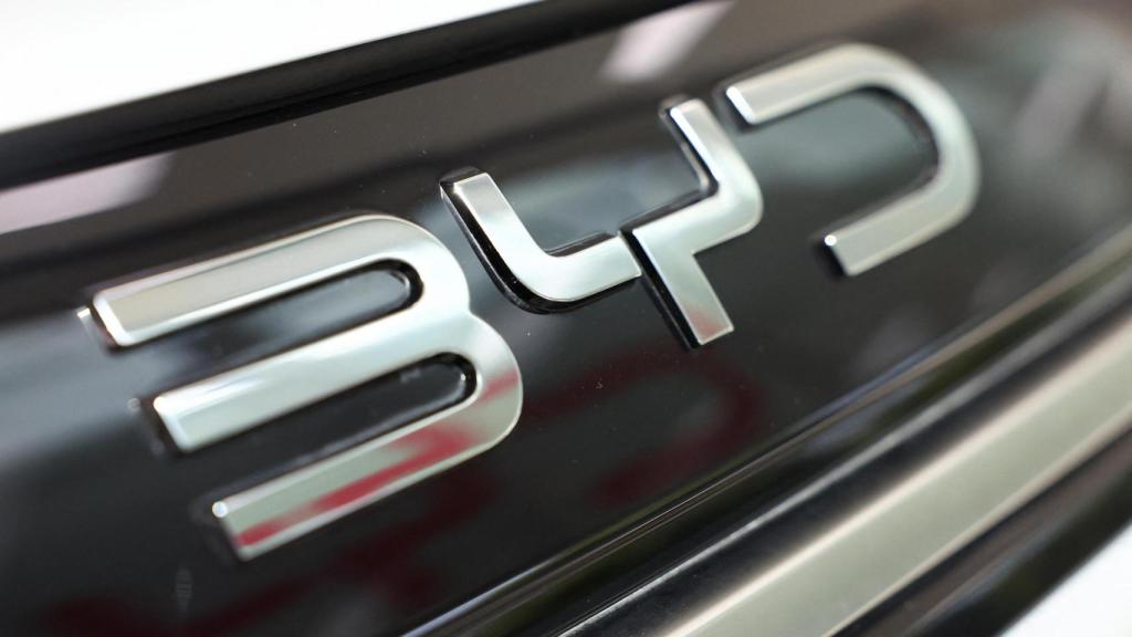 El logotipo de BYD se muestra en un coche en un concesionario de Sant Cugat del Vallès.