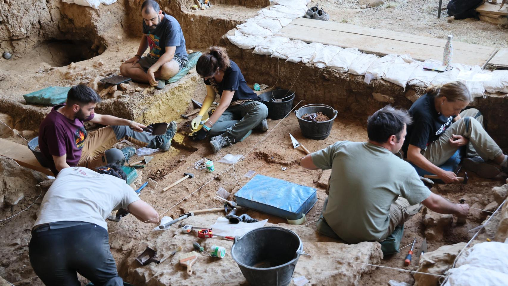 Las excavaciones en El Abrigo de la Malia, en Tamajón (Guadalajara).