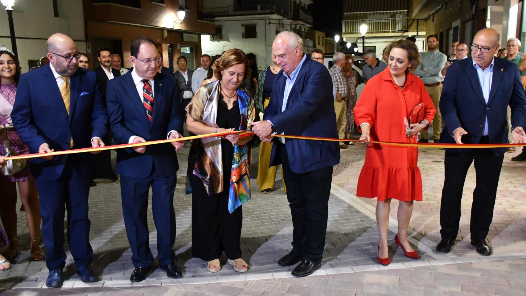 Cedillo y Guerrero, junto a diputados provinciales, inauguran la Plaza de España de Mocejón.