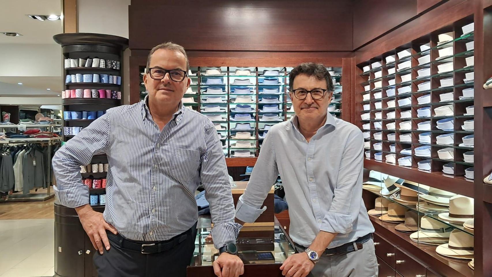 Vicente y Carlos Benavent en la tienda de Dr. Gadea.