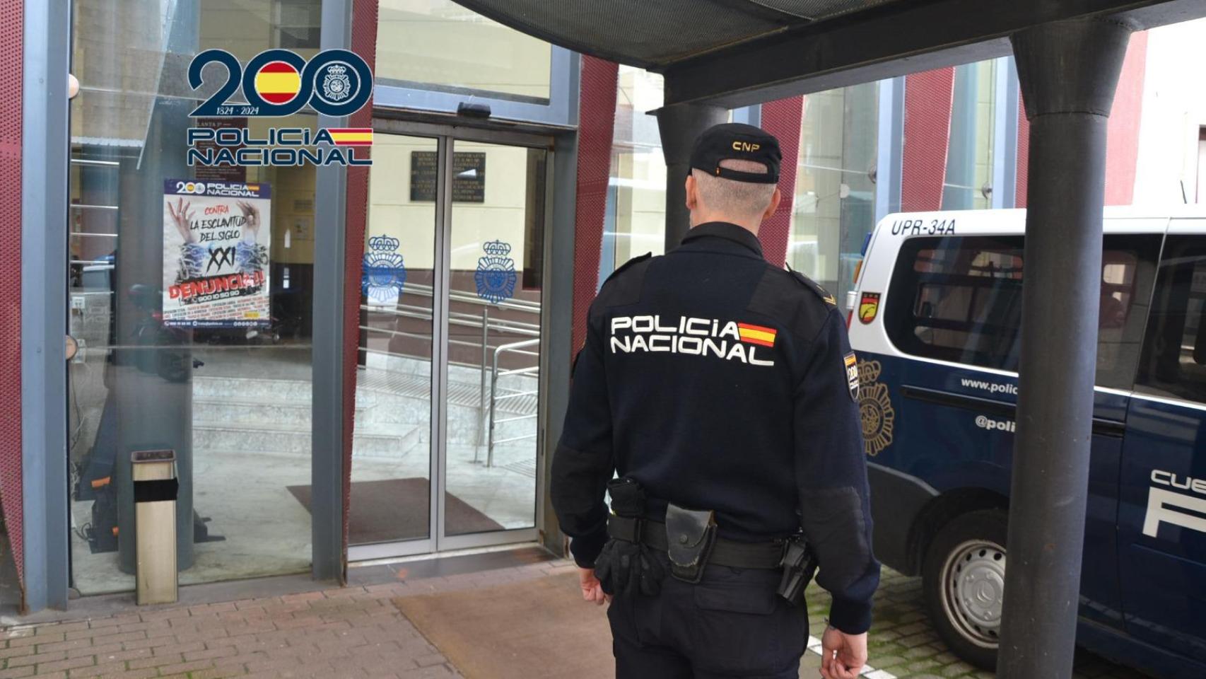 Un policía nacional en León