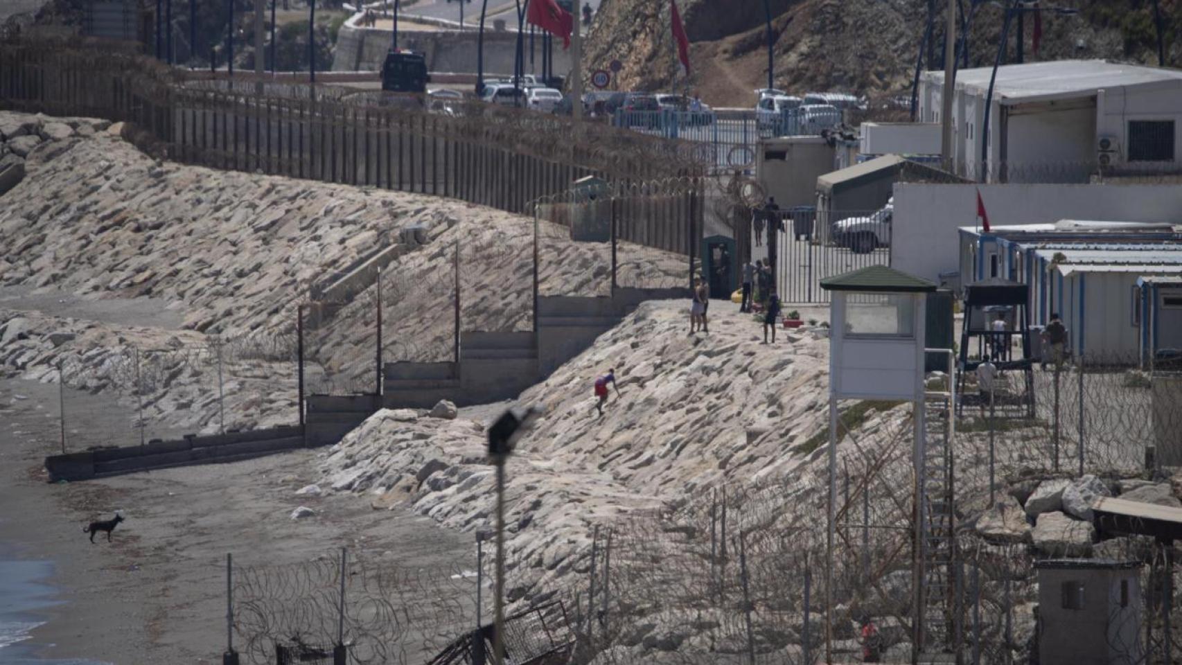 Una persona migrante consigue cruzar a Ceuta, 27 de julio de 2025, en Ceuta (España).