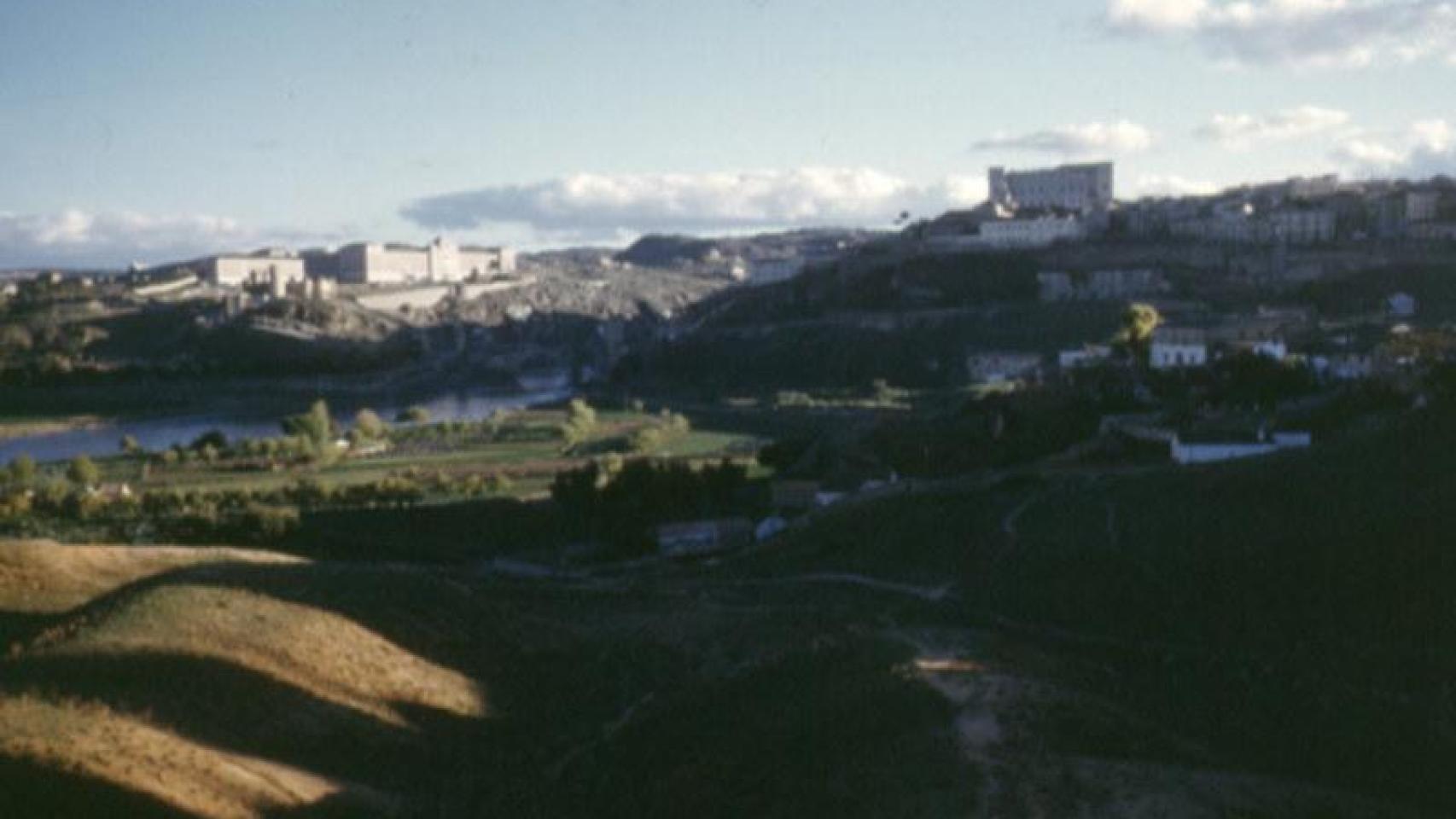 Vista de Toledo y el Tajo desde el Salto del Caballo. Fotografía de Yakoubian Kurkjian en el otoño de 1960. Mediateca del INAH (Gobierno de México)